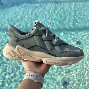 Adidas Ozweego Low Silver Green Sand Strata Women's Athletic‎ Shoes  size 9US